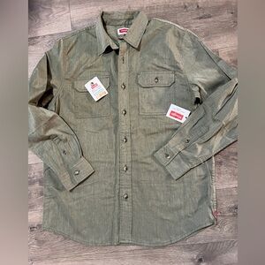 Wrangler Relaxed Fit Woven Button Shirt Size Medium  New